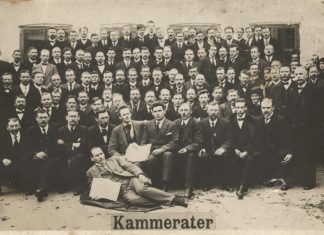 Syndikalisternes landsmøde i Fagopositionens Sammenslutning den 28., 29. og 30. marts 1918. Her vedtog man bl.a. at starte en indsamling så “Solidaritet” kunne blive et dagsblad. Næstøverste række nr. 4 er Niels Johnsen, nr. 11 er Lauritz Hansen. Siddende i andenrække midt for til venstre ses Christian Christensen. På billedet der er taget første dag på landsmødet, ses Andreas Fritzner og Poul Gissemann ikke, fordi de sad i fængsel for at afsone en bøde på 500 kr hver, for at storme Børsen den 11. februar. Landsmødet vedtog at løskøbe de to fængslede ved en indsamling, derfor kunne Fritzner og Gissemann deltage i de to sidste dage af landsmødet. Kilde: Arbejdermuseet.