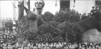 G.E. Zinoviev during the unveiling of a memorial to the German socialists Ferdinand Lassalle and Karl Marx, Petrograd 1918. The photo was subsequently processed by the Soviet censors in the 1930s, in which Zinoviev's face was smeared. Date 1918. Photo: Unknown, State Museum of Political History of Russia. Public Domain.