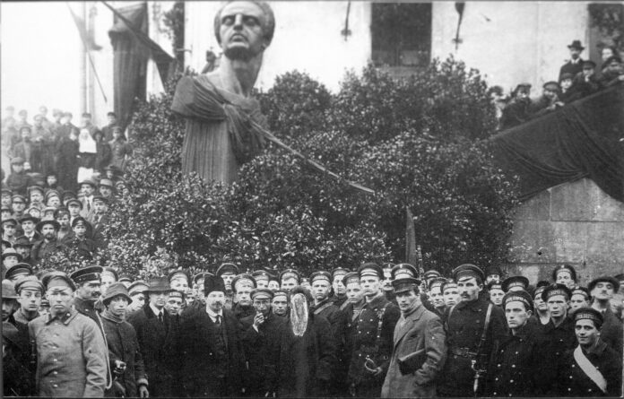 G.E. Zinoviev during the unveiling of a memorial to the German socialists Ferdinand Lassalle and Karl Marx, Petrograd 1918. The photo was subsequently processed by the Soviet censors in the 1930s, in which Zinoviev's face was smeared. Date 1918. Photo: Unknown, State Museum of Political History of Russia. Public Domain.