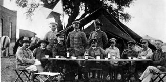 Tyske officerer i Vest Afrika 1904: Central figure Lieutenant General Lothar von Trotha, the Oberbefehlshaber (Supreme Commander) of the protection force in German South West Africa, in Keetmanshoop during the Herero uprising, 1904. Photo: Unknown, (CC BY-SA 3.0 DE).