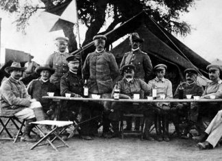 Tyske officerer i Vest Afrika 1904: Central figure Lieutenant General Lothar von Trotha, the Oberbefehlshaber (Supreme Commander) of the protection force in German South West Africa, in Keetmanshoop during the Herero uprising, 1904. Photo: Unknown, (CC BY-SA 3.0 DE).