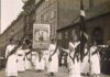 Danske kvinder i optog til Amalienborg, 5. juni 1915. Foto: ukendt. Kollektion: Kvindehistorisk samling, Rigsarkivet. Public Domain.