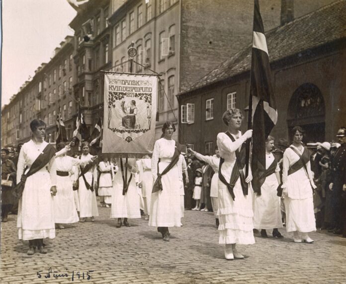 Danske kvinder i optog til Amalienborg, 5. juni 1915. Foto: ukendt. Kollektion: Kvindehistorisk samling, Rigsarkivet. Public Domain.