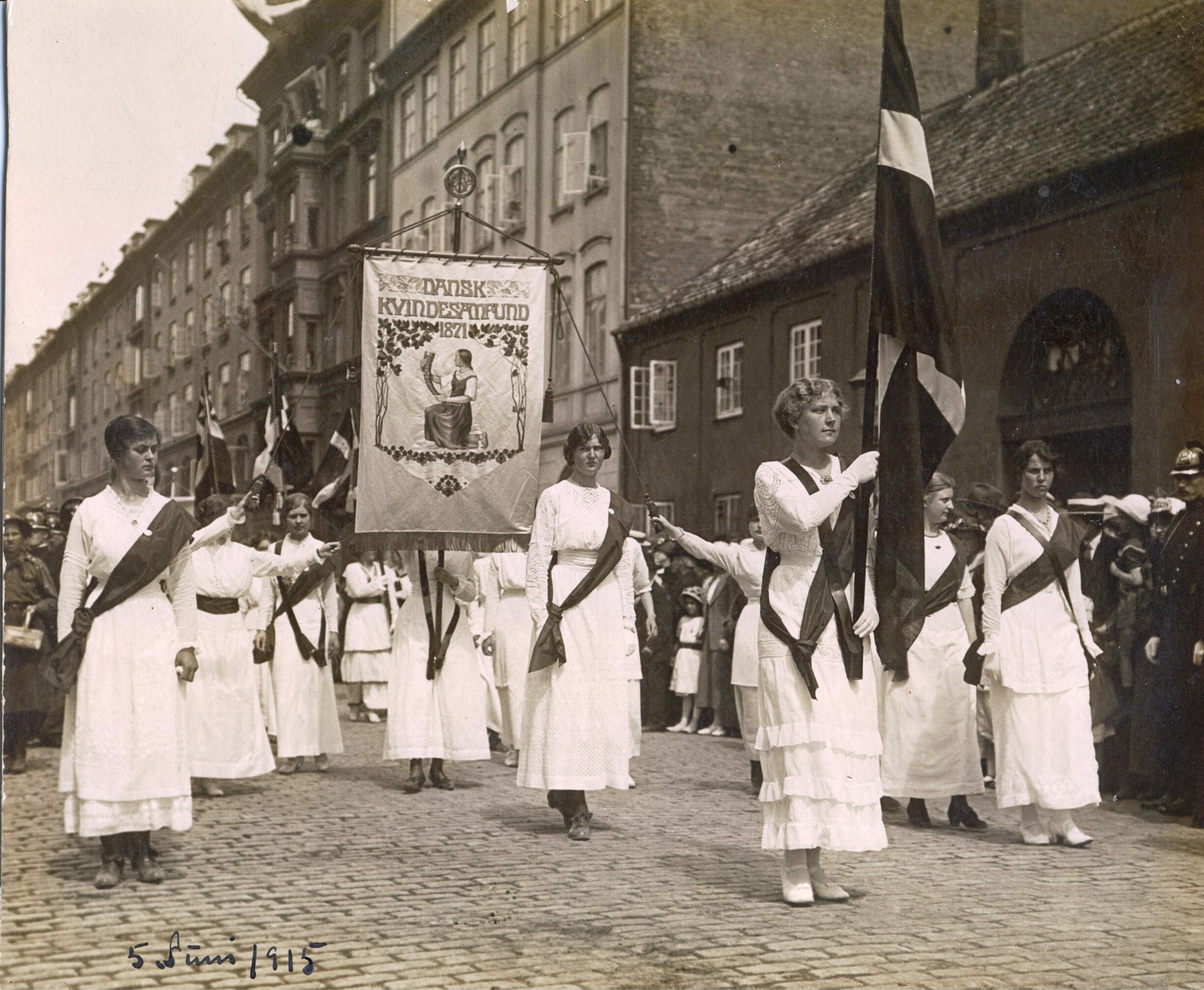 Ved valget til Rigsdagen i 1909 demonstrerede kvinder i hele landet ved at klæbe denne plakat op i valglokalerne