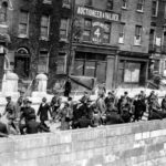 Dublin April 2016 – Easter Rising – British soldiers lead prisoners away. Photo: Unknown/cdn2.Spiegel.de. Public Domain.