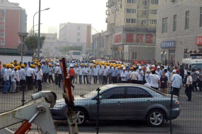 Chinese Workers on strike. Photo: Taken on August 11, 2007 by en jachère. (CC BY-NC-ND 2.0).