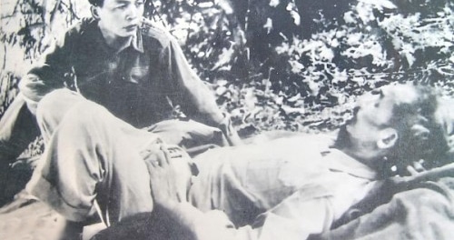 General Giap og Ho Chi Minh slapper af i bjergene