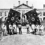Posing in front of the Hubei Military Government in Wuhan after the en:Wuchang Uprising, with flags of the uprising in the background. Photo circa 1911. Copyright expired. From zh wp. Public Domain.