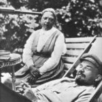 Portræt af Nadezhda Krupskaya og Lenin i 1922, fotograferet af hans søster, Maria Ilyinichna Ulyanova (1878–1937), 1922. Public Domain.