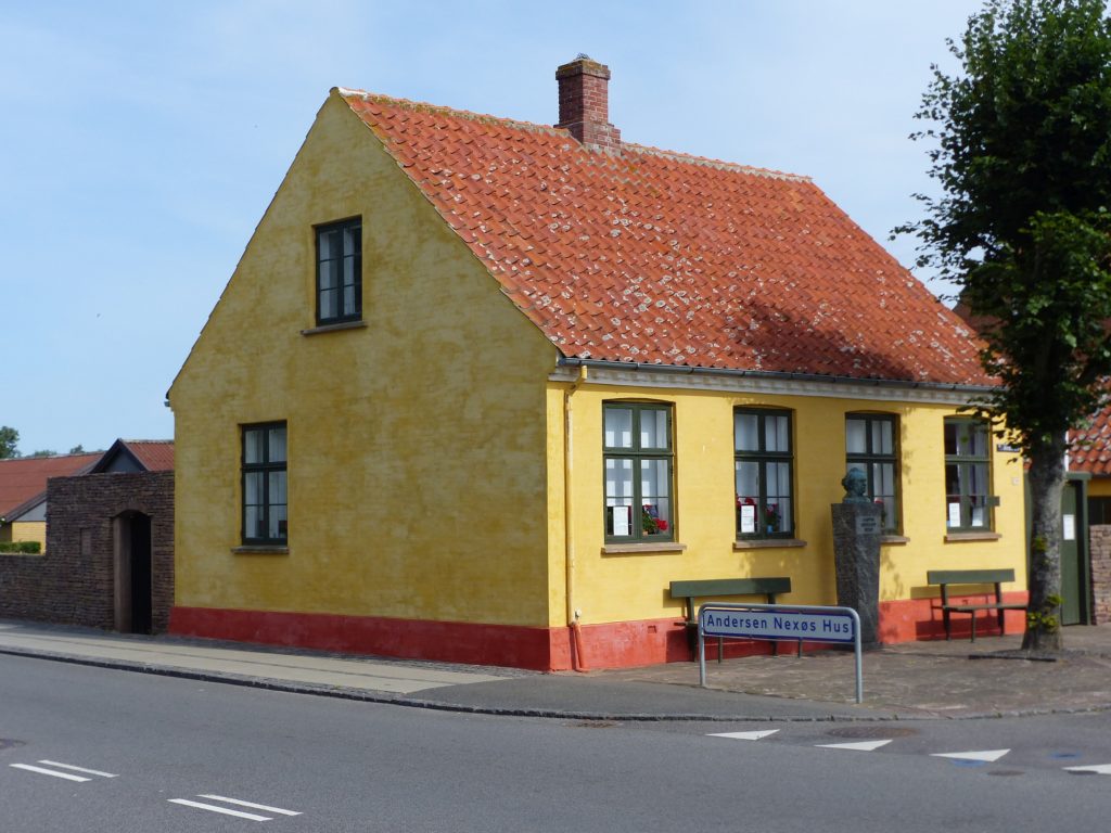 Fra 1877 var dette Martin Andersen Nexø's barndomshjem, Ferskesøstræde 36, Nexø, 19. juli 2019. Det er nu indrettet som museeum. Foto: Fyrtaarn. (CC BY-SA 4.0). 
