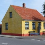 Fra 1877 var dette Martin Andersen Nexø’s barndomshjem, Ferskesøstræde 36, Nexø, 19. juli 2019. Det er nu indrettet som museeum. Foto: Fyrtaarn. (CC BY-SA 4.0).
