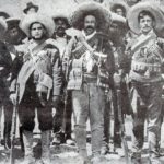 Fra venstre mod højre, generalerne: Candelario Cervantes, Pablo López, Francisco Villa, Francisco Beltrán og Martín López, 1914. Lokation: Archivo General de la Nación, Mexico. Public Domain.