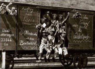 "Med krigsbegejstring de os fylder/de konger før vi skal i slag" Foto: German soldiers in a railroad car on the way to the front in 1914. It is unknown if the soldiers' enthusiasm is genuine or if the scene was staged for propaganda purposes. Skovturs-stemning ved 1. Verdenskrigs begyndelse: tyske soldater i august 1914 afsted med tekster på vognen som "Udflugt til Paris", "Vi ses på boulevarderne" . Og de blev bildt ind, at de var hjemme til jul!! Foto: ukendt. Public Domain.