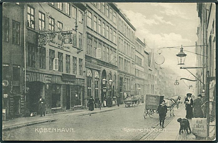 Tømrerkroen i Adelgade 27, som den så ud i ca. 1910. Huset er senere nedrevet. Postkort nr. 8999 udgivet af Stenders Forlag.