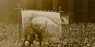 Over sommeren 1911 bliver Liverpool-området lammet af transportarbejderstrejker, som højdepunktet af strejker og øget faglig organisering i engelske industribyer. Courtesy LRO. http://www.yoliverpool.com/forum/showthread.php?108243-1911-Liverpool-Transport-Strike-Pictures-and-Information