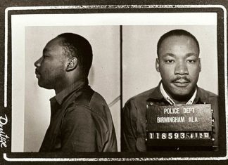 Mugshot of Martin Luther King Jr following his 1963 arrest in Birmingham. Date: April 1963. Original publication: circulated to news media in April 1963. Author: Birmingham AL police dept, Public Domain. Source: Wikimedia Commons Se 15 januar 1929 nedenfor.