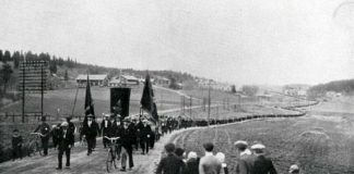 Sweden, May 14, 1931. The photo of the march was taken a few minutes to 3pm May 14 1931 before it reached the ferry jetty at Lunde. A few minutes later five were dead and five more wounded. Photo: Sten Sjöberg/IBL. Public Domain.