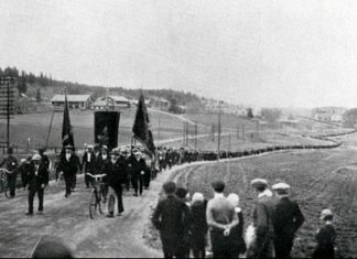 Sweden, May 14, 1931. The photo of the march was taken a few minutes to 3pm May 14 1931 before it reached the ferry jetty at Lunde. A few minutes later five were dead and five more wounded. Photo: Sten Sjöberg/IBL. Public Domain.