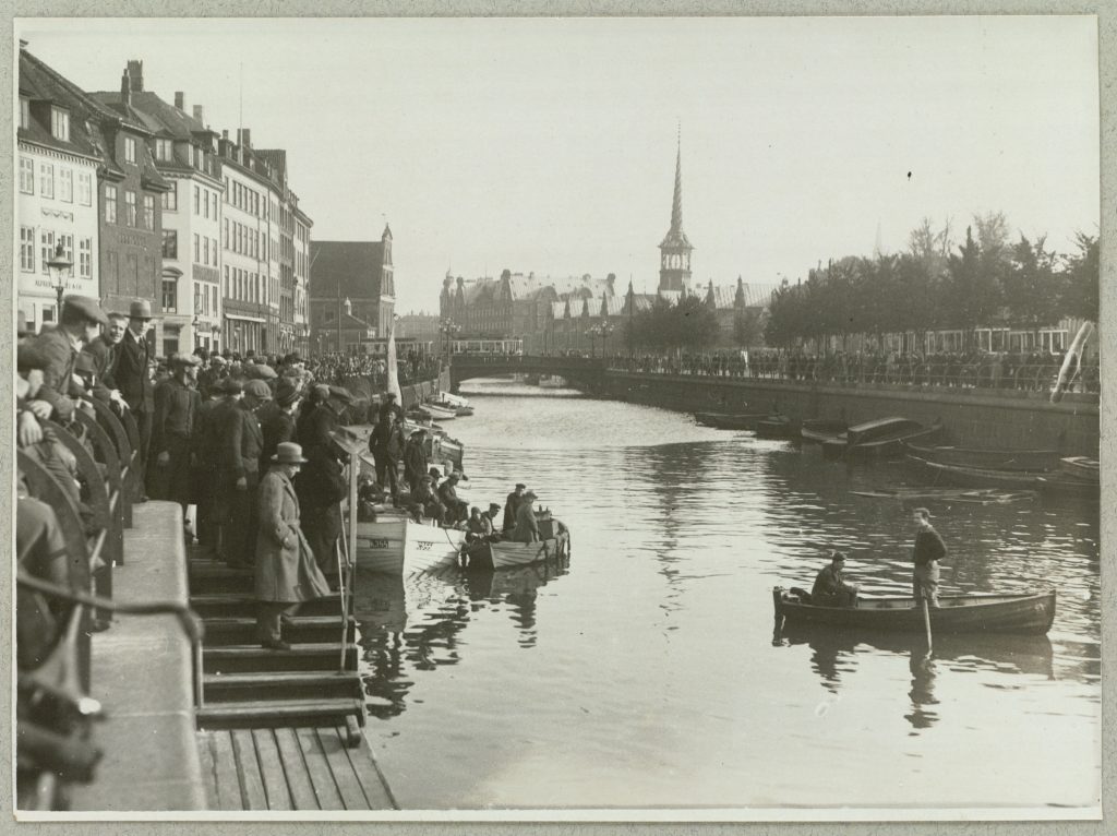 Axel Larsen taler fra en båd i Holmens Kanal 1931. Foto: Ukendt/Det Kgl. Biblioteks billedsamling.