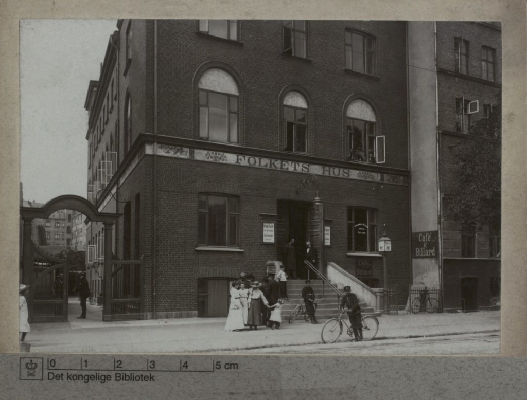 Indgang til Folkets Hus på Jagtvej 69. Foto Ukendt. Public Domain.