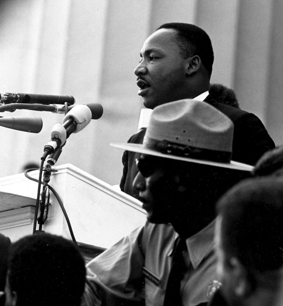 King gave his most famous speech, "I Have a Dream", before the Lincoln Memorial during the 1963 March on Washington for Jobs and Freedom. Date: 28 August 1963. Photo: Rowland Scherman (1937–) Record creator: U.S. Information Agency. Press and Publications Service. (ca. 1953 - ca. 1978). Collection: National Archives at College Park Still Picture Records Section, Special Media Archives Services Division (NWCS-S). Public Domain. Source: Wikimedia Commons. Se links nedenfor.