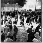 Menstadslaget. På høyre side i bakgrunnen ser man strålen fra vannslangene politiet brukte mot demonstranter og tilskuere. 8. juni 1931. Foto: Ukjent / Aftenposten. Public Domain.
