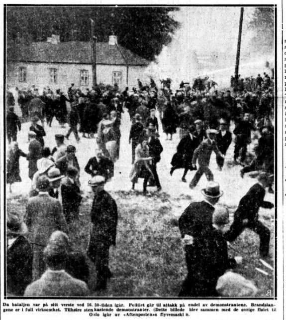 Menstadslaget. På høyre side i bakgrunnen ser man strålen fra vannslangene politiet brukte mot demonstranter og tilskuere. 8. juni 1931. Foto: Ukjent / Aftenposten. Public Domain.