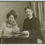 Ægteparret Karin og Sophus Michaëlis, Kabinetfotografi 1905? Foto: Julie Rasmine Marie Laurberg (1856-1925). Public Domain.