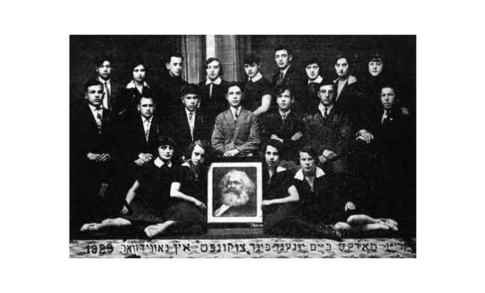 Bund stiftes i 1897. Foto: The Marx Circle of the youth Bund, Tsukunft in Nowy Dwor 1929.