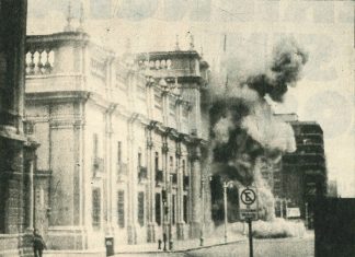Coup of September 11, 1973. Bombing of La Moneda (presidential palace). Author: Biblioteca del Congreso Nacional de Chile. (CC BY 3.0 CL). Source: Wikimedia Commons