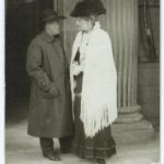 Johan Skjoldborg og Emma Gad konverserer i kolonnaden ved Amalienborg i forbindelse med Nordisk Forfatterstævne, 1919. Foto: Ukendt/Det Kongelige Biblioteks Billedsamling. (CC BY-NC-ND 4.0).