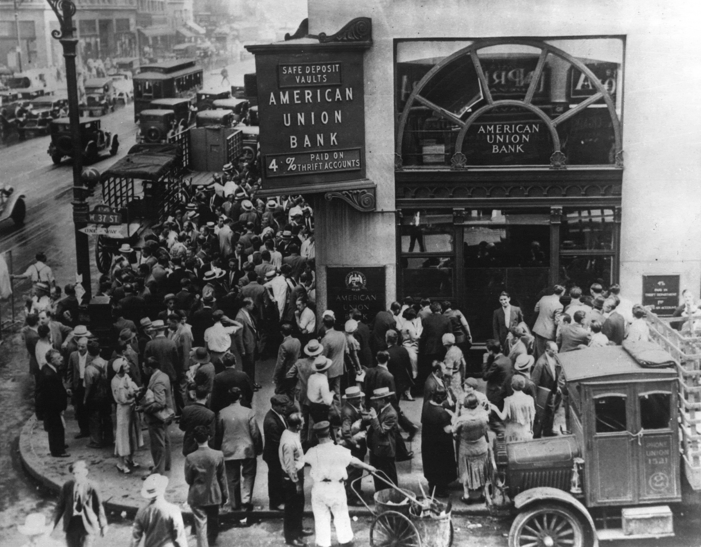 Crowd at New York's American Union Bank during a bank run early in the Great Depression. The Bank opened in 1917 and went out of business on June 30, 1931. Photo: Unknown. Public Domain.