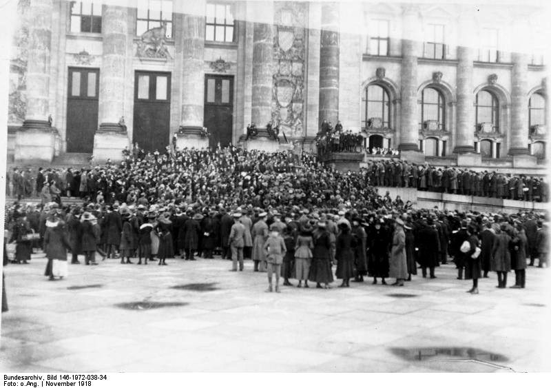 Bevæbnede arbejdere og soldater under lindetræerne i Berlin, november 1918. (Arbejderbevægelsens Arkiv)