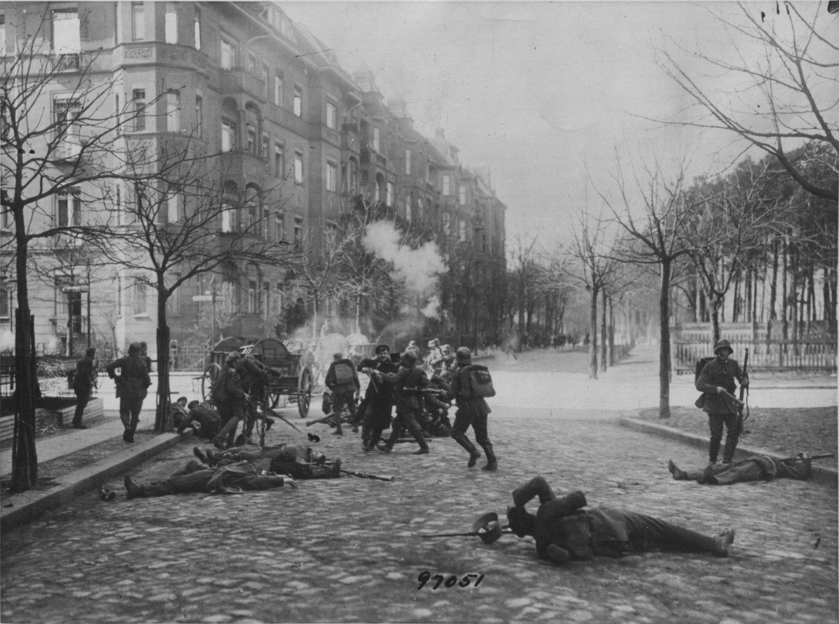 Bevæbnede arbejdere og soldater under lindetræerne i Berlin, november 1918. (Arbejderbevægelsens Arkiv)