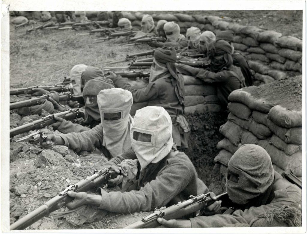 Indiske Sepoy infanterisoldater hentet til skyttegravene forbereder sig på gas angreb. Kilde: British Library.