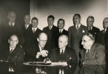 Photograph of the signing of the Anglo-American loan agreement at the State Dept, Washington, on 6 Dec. 1945. Sitted from left to right: John Maynard Keynes, Lord Halifax, James Byrnes, Fred Vinson. Photo: The National Archives UK. Collection: Part of the Colonial Office photographic collection held at The National Archives. Public Domain.