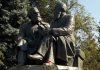 Marx og Engels i det grønne. Statuer af Karl Marx og Friedrich Engels i Bishkek, Kirghizstan. Foto: Taken on August 9, 2017 by © Zorion. (CC BY-SA 3.0).