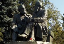 Marx og Engels i det grønne. Statuer af Karl Marx og Friedrich Engels i Bishkek, Kirghizstan. Foto: Taken on August 9, 2017 by © Zorion. (CC BY-SA 3.0).