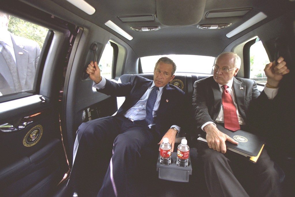 President Bush and Vice President Cheney in the Presidential Limousine. 13. august 2002. From: Collection: Vice Presidential Records of the Photography Office (George W. Bush Administration), 1/20/2001 - 1/20/2009