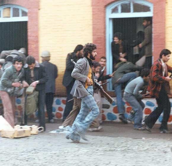 Group of Armed Revolutionaries during Iranian Revolution, Date before 11 February 1979. Author: iichs.ir (unknown photographer) Public Domain. Source: <a href="https://commons.wikimedia.org/wiki/File:Group_of_Armed_Revolutionaries_during_Iranian_Revolution.jpg">Wikimedia Commons</a>
