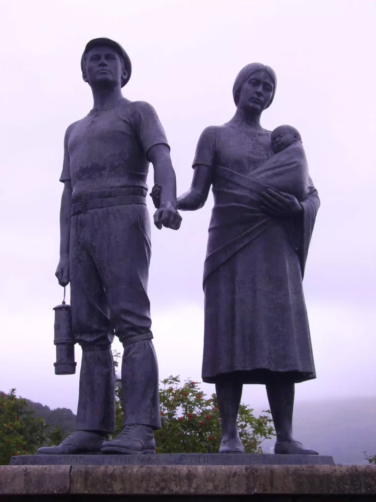 Commemorative statue to the Miners family in the Rhondda Valley from 1993, Sculptor: Robert Thomas. Photo: Taken 14 July 2008 by FruitMonkey. (CC BY-SA 3.0) 