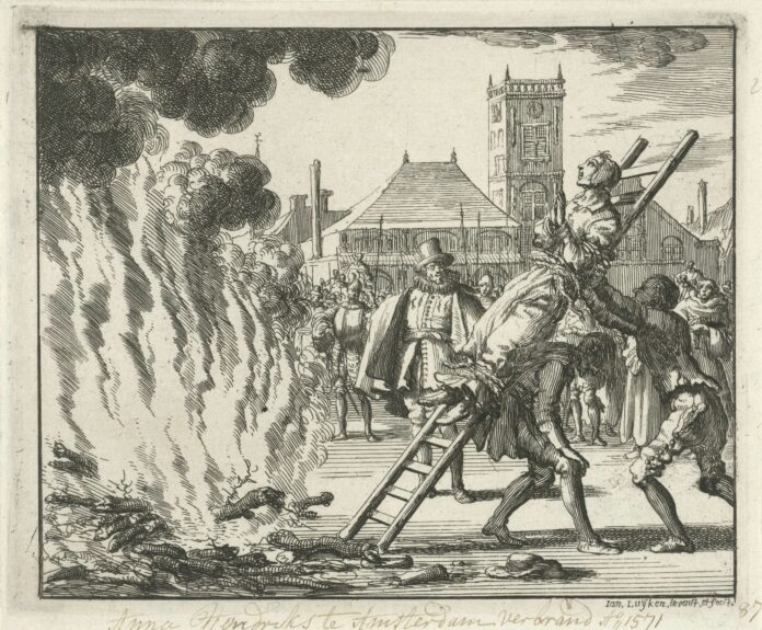 Anneken Hendriks is burned in Amsterdam 1571. Anneken was a Frisian housewife, Anabaptist since 1552. In October 1571, she was identified in Amsterdam and sentenced to death. The executioner was ordered to fill her mouth with gunpowder, tie her to a ladder, and throw her onto a bed of burning coals. Engraving by Jan Luyken (1649–1712), Dutch poet, illustrator and engraver, for the second edition of El Espejo de los Mártires (The Mirror of the Martyrs), 1685. Collektion: Rijksmuseum, Amsterdam, The Netherlands. Public Domain.