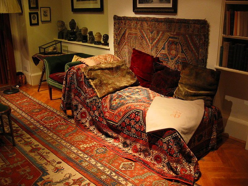 Sigmund Freud's sofa. Photo: Taken 5 December 2004 by Robert Huffstutter. (CC BY 2.0).