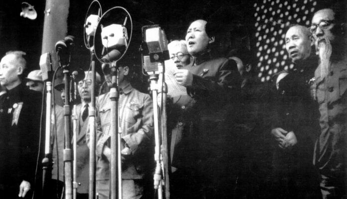 Chairman Mao Zedong announcing the founding of the People's Republic of China on October 1 1949. Source: Sina.com. Foto: Hou Bo Public Domain.