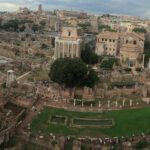 View of the Roman Forum from Palatine Hill with the Arco de Settimio Severo to the west (left) and the Colosseum to the east (right). Photo: Taken 7 September 2016 by Chalaph. (CC BY-SA 4.0).