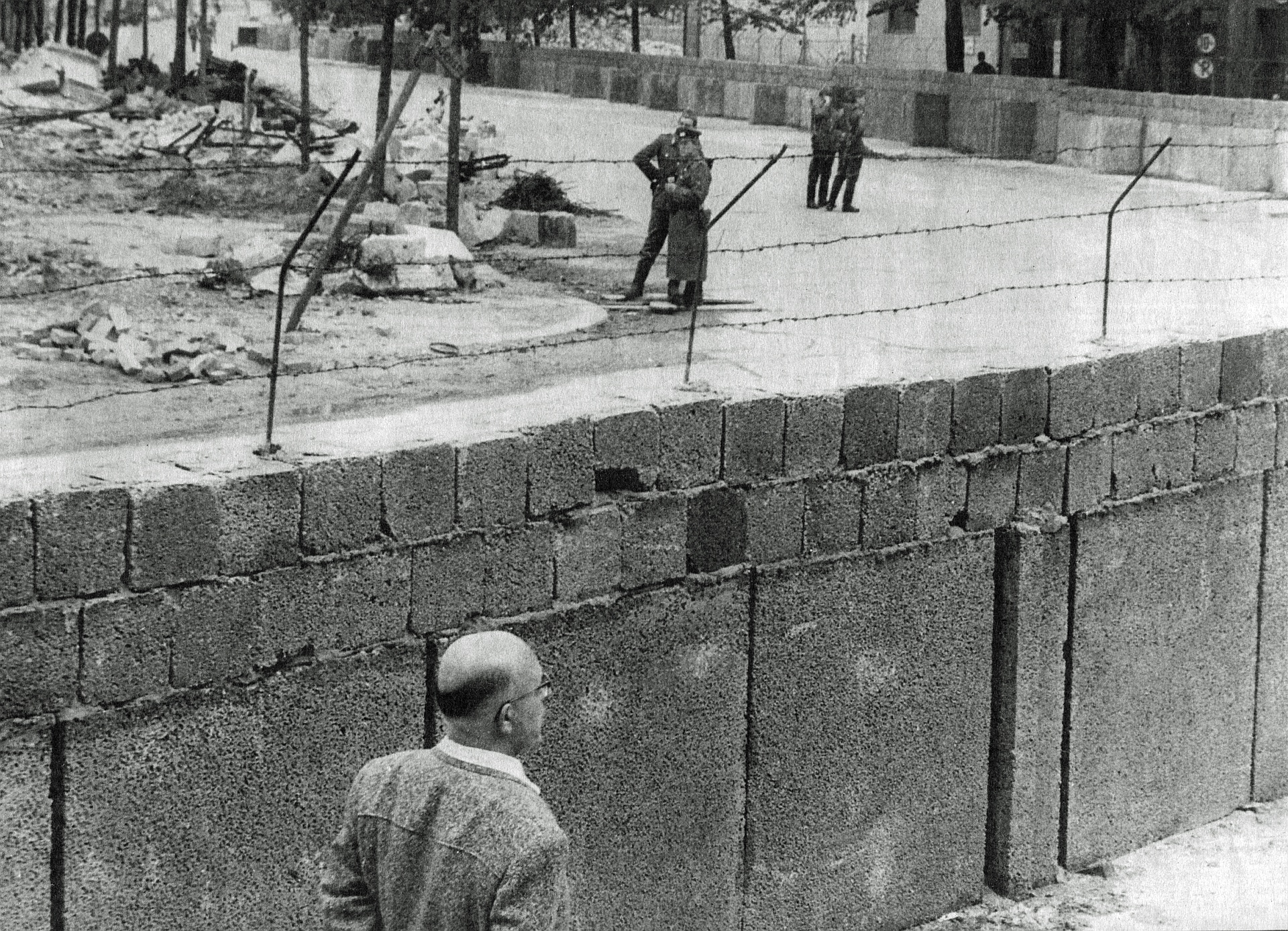 The Berlin wall in 1961. From: Vasabladet, 12 August 2011. Author: Unknown. Public domain.