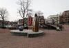 Amsterdam - Zwanenburgwal / Amstel - View West on Statue of Benedictus de Spinoza. Statue made 2008 by Nicolaas Lambertus Maria (Nicolas) Dings (1953-), Dutch sculptor and draughtsman. Photo: Taken 2008 by Txllxt TxllxT. (CC BY-SA 4.0).