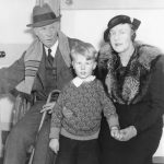 1935 Press Photo Sinclair Lewis with his wife Dorothy Thompson and son. Photo: Unknown. Public Domain.