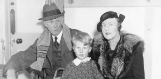 1935 Press Photo Sinclair Lewis with his wife Dorothy Thompson and son. Photo: Unknown. Public Domain.