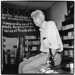 Howard Zinn at Pathfinder book store, Los Angeles, California, August 2000. Photo: Slobodandimitrov. (CC BY-SA 4.0).